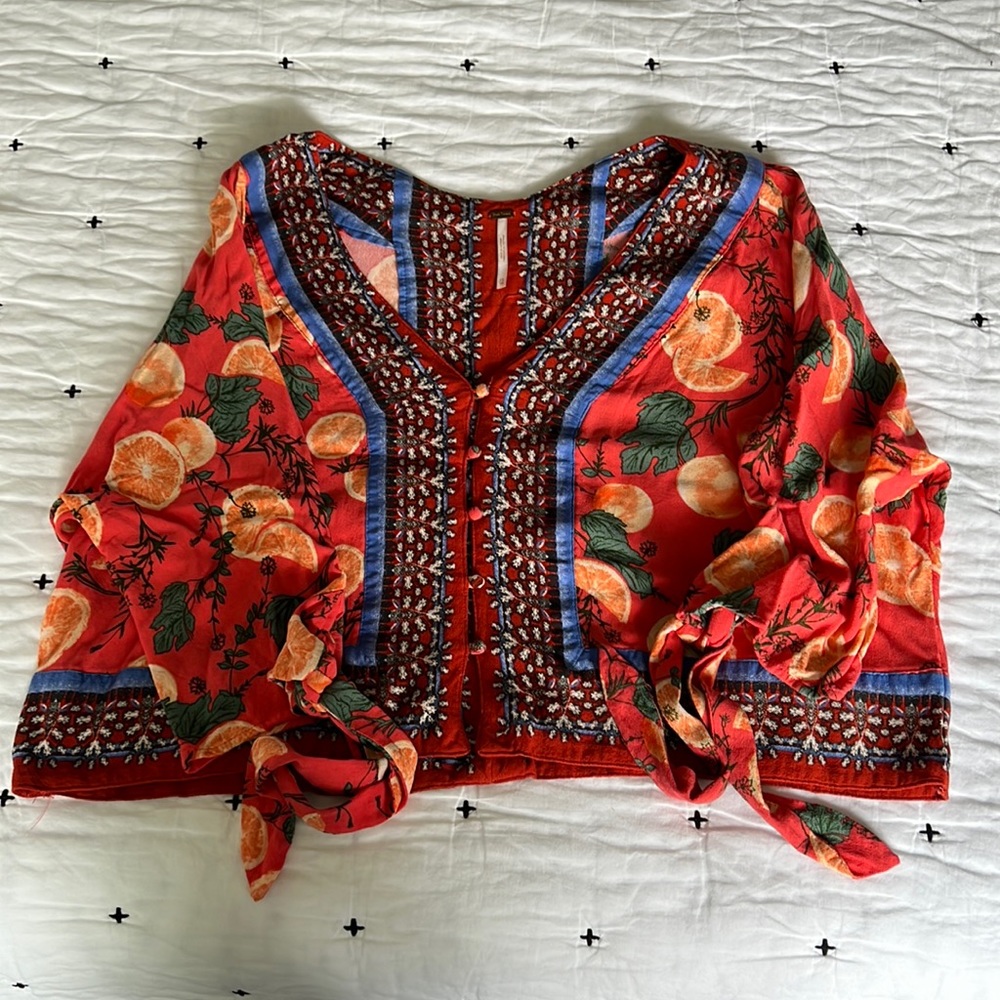 Free people button up shirt. Tie detail sleeves. Loose fit. Size small
